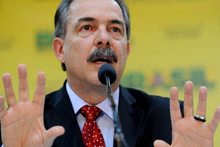 Neste mês, o ministro da Educação, Aloizio Mercadante, anunciou o pagamento de bolsa assistência estudantil no valor de R$ 400