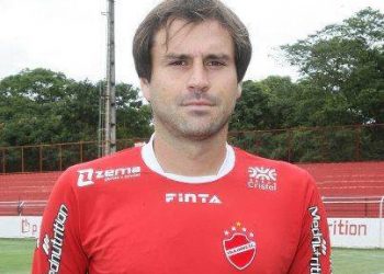 O zagueiro tem 30 anos e 1,90 cm de altura