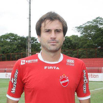 O zagueiro tem 30 anos e 1,90 cm de altura