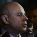 O ministro da Fazenda, Guido Mantega, fala com a imprensa na sede do ministério