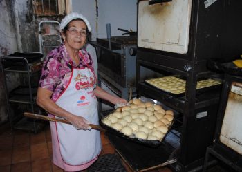 Dona Isany ajuda preparar as quitandas e os salgados