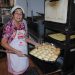 Dona Isany ajuda preparar as quitandas e os salgados