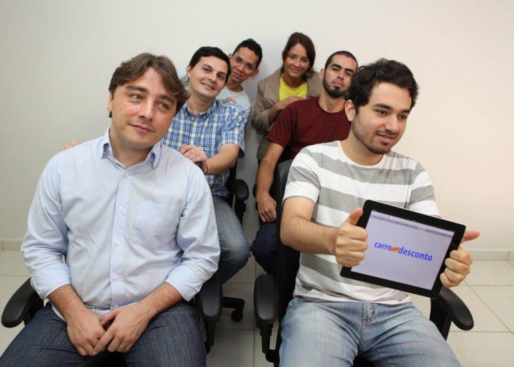 Sócio e funcionários do site Carro com Desconto / Foto: Edmar Wellington