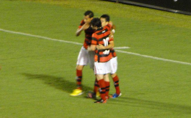 Ricardo Jesus e João Paulo comemoram com Pipico o quarto gol do Dragão