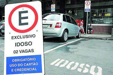 Em dois anos, órgão emitiu 14,5 mil licenças. Atualmente, Goiânia possui 1,2 mil vagas para idosos nas vias públicas