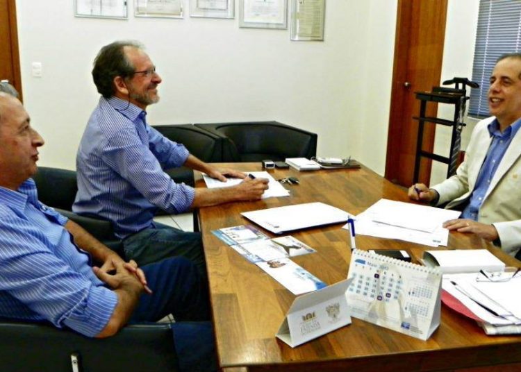 Presidente do Sindilojas em reunião com a direção da Fasam
