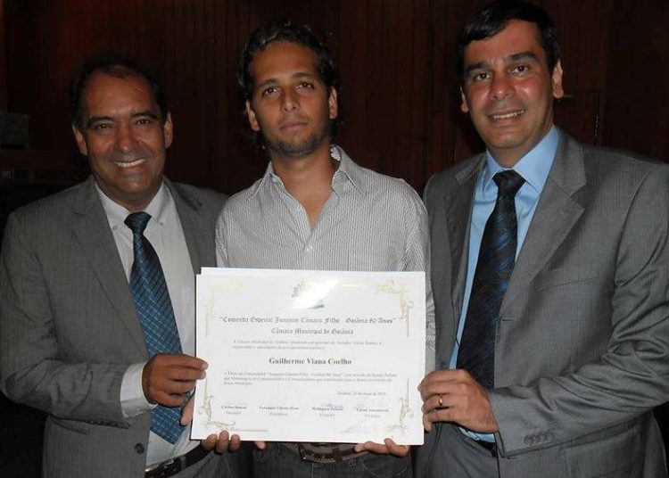 Guilherme Coelho ladeado pelos vereadores Edson Automóveis e Welington Peixoto