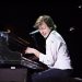 Insetos pousaram em Paul enquanto ele tocava piano /
Foto: MJ Kim/Paul McCartney Official