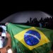 Manifestantes protestam em frente ao Congresso Nacional. O protesto é contra gastos na Copa, corrupção e por melhorias no transporte público, na saúde e na educação