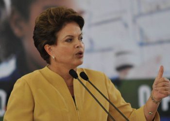 Um dos grandes desafios da equipe é convencer a presidente a fazer aquilo que ela menos gosta: dar entrevistas diárias