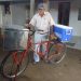 Jorcelin José da Silva diz que sustenta a família apenas com o dinheiro das vendas diárias. Ele é conhecido na região por vender pamonhas em uma bicicleta