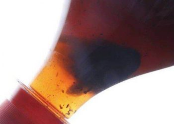 consumidor que alega ter encontrado um rato dentro de uma garrafa ainda lacrada