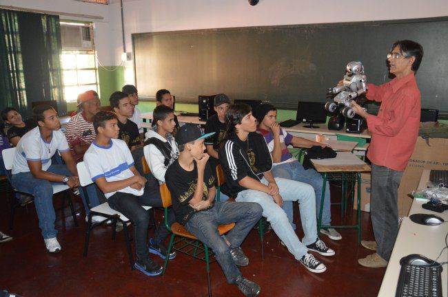 Nas aulas de robótica, alunos aprendem ao mesmo tempo física, matemática e engenharia