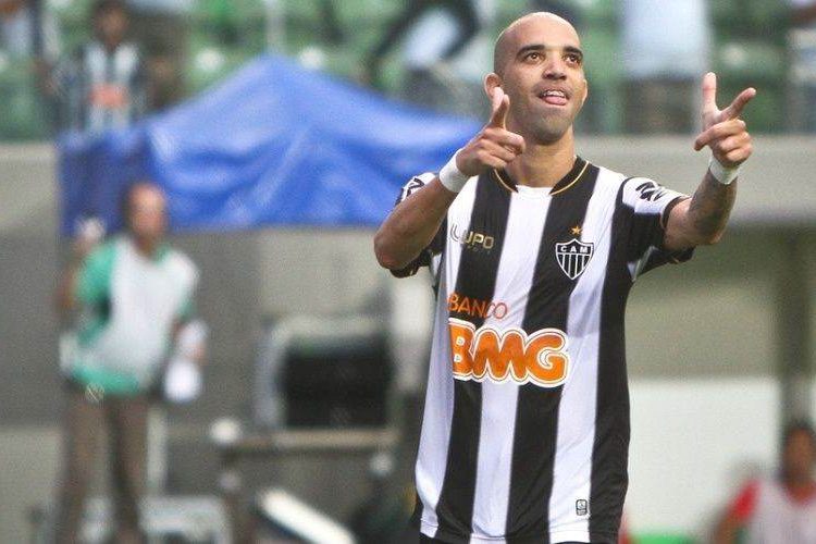 Tardelli marca três e deita e rola no Goiás