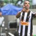 Tardelli marca três e deita e rola no Goiás