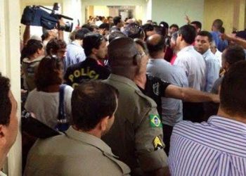Houve hostilidade entre agentes e a PM
