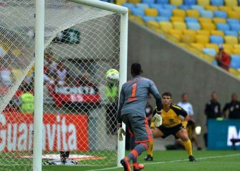 Bola entrou 33 cm e auxiliar não viu