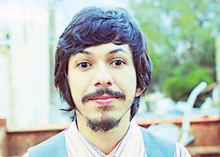 Músico se apresenta ao lado de amigos