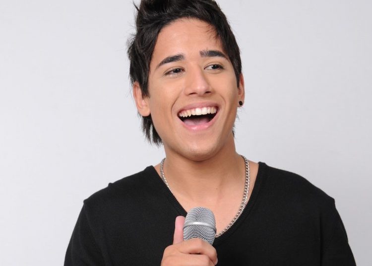 Cantor apresenta show eclético na boate