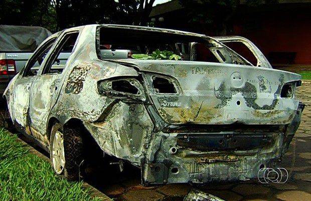 Veículo foi queimado e abandonado no Setor Brisas da Mata (Foto: Reprodução/TV Anhanguera)