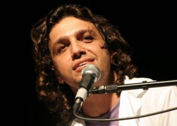 Cantor tocará músicas próprias e covers