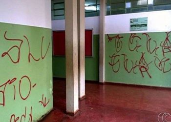 Além dos roubos, escola teve portas e janelas danificadas e paredes pichadas