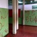 Além dos roubos, escola teve portas e janelas danificadas e paredes pichadas