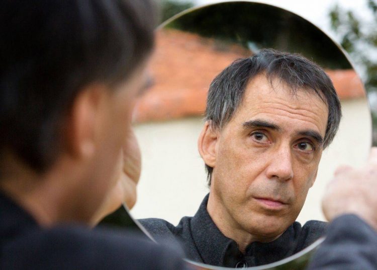 Músico faz show gratuito em Goiânia