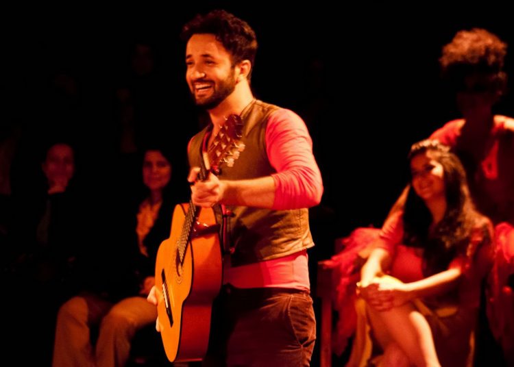 O grupo Liquidificador transpõe o texto A Cartomante, de Machado de Assis, para uma estética cômica e performática