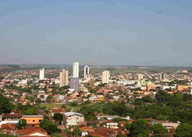 A solenidade de entrega das chaves as famílias contempladas, ocorreu às 10h, quinta-feira, 20, no Residencial Nilson Veloso I, localizado na região norte da cidade