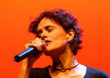 Cantora participa da apresentação da filha de Leminski, Estrela