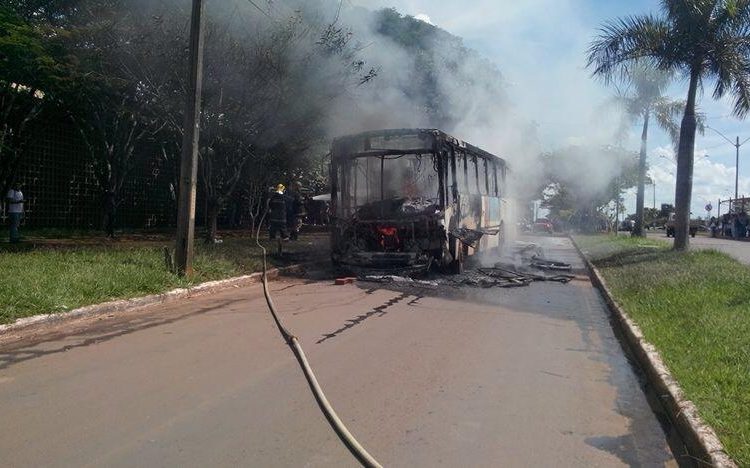 Ônibus é incendiado durante manifestação no Itatiaia (DM / Fotógrafo: Bill Guerra)