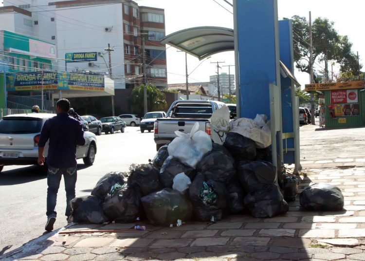 Desde fevereiro, a Comurg enfrenta problemas com a coleta de lixo