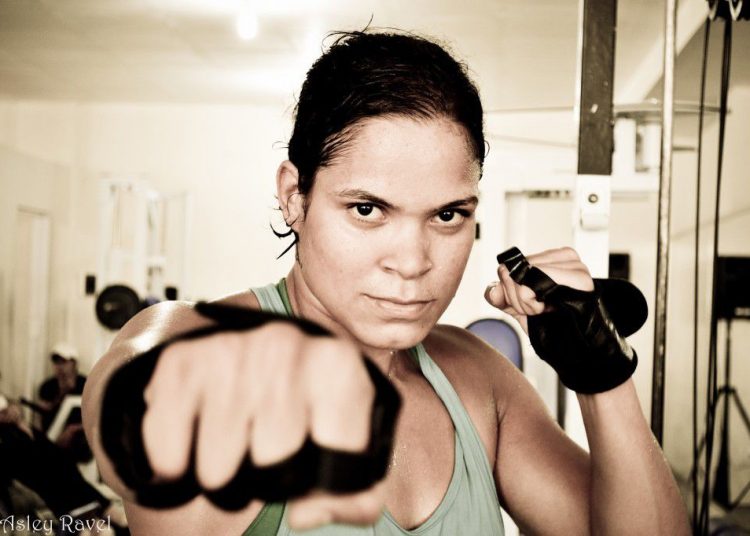 Brasileira deslocou o dedão da mão direita durante treino de jiu-jitsu