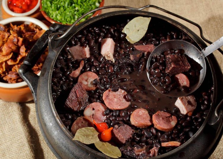 Além da feijoada, o evento terá animação de banda musical e o leilão de uma obra do artista goiano Siron Franco