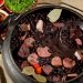Além da feijoada, o evento terá animação de banda musical e o leilão de uma obra do artista goiano Siron Franco