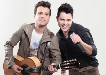 Dupla se apresenta após o jogo