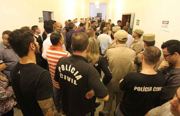 Policiais civis forçam entrada em sessão na Assembleia Legislativa (Foto: Diomício Gomes/O Popular)