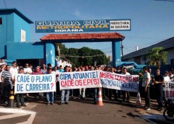 Integrantes da GCM reivindicam aumento salarial e melhores condições de trabalho. (Foto: Bill Guerra/Diário da Manhã)