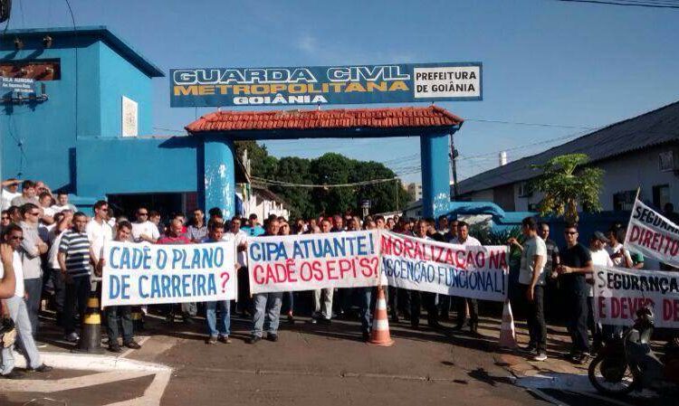 Integrantes da GCM reivindicam aumento salarial e melhores condições de trabalho. (Foto: Bill Guerra/Diário da Manhã)