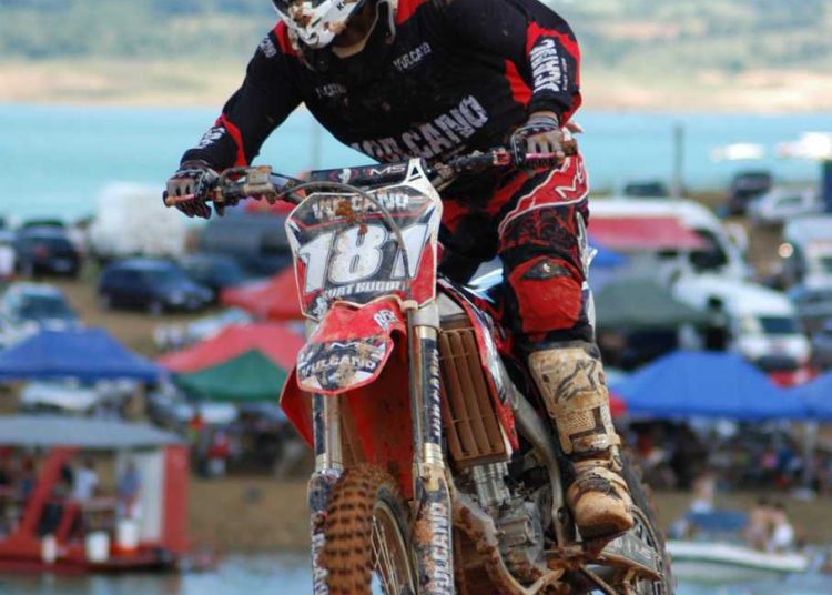 O piloto, que participou de uma competição em Jaraguá, estreia uma moto nova de 450 cc