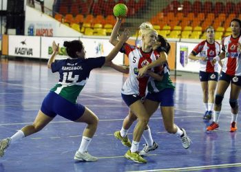 Gabriela da Força arremesa sob forte marcação na estreia da Liga Desportiva Universitária (Foto: Randes Nunes)