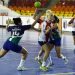 Gabriela da Força arremesa sob forte marcação na estreia da Liga Desportiva Universitária (Foto: Randes Nunes)