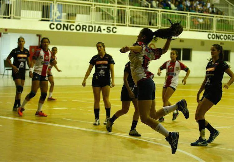 Equipe foi derrotada pelas donas da casa