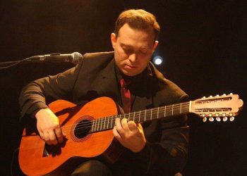 Músico apresenta show