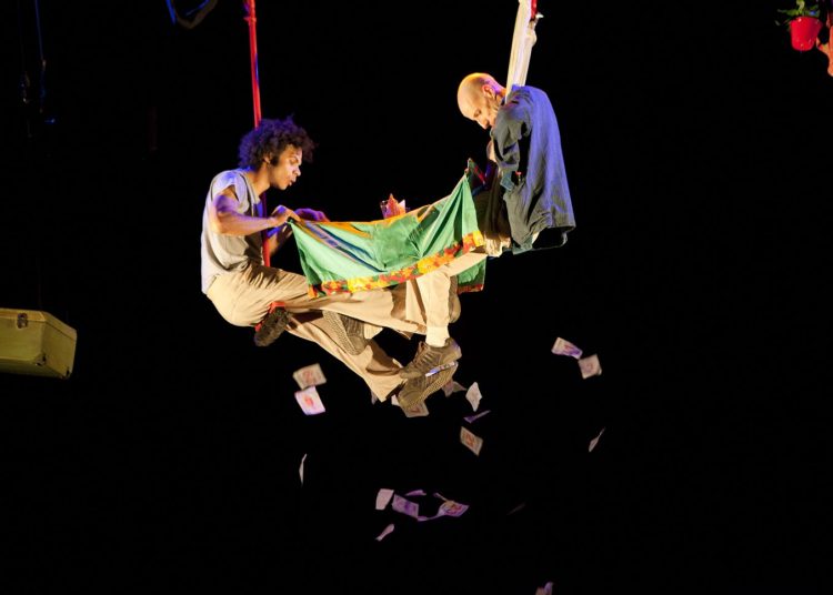 Viajantes se aproximam, pois não podem seguir viagem