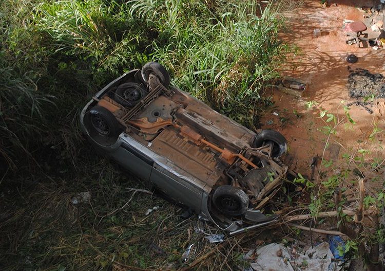 Polícia ainda não sabe as causas que levaram o motorista a perder o controle da direção.