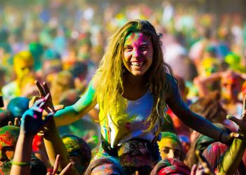 Festa tradicional indiana que virou moda na Europa chega a Goiânia.