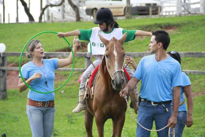 Equoterapia é um tratamento terapêutico que utiliza o cavalo para a reabilitação de pessoas portadoras de necessidades especiais físicas ou mentais