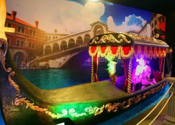 Exposição traz trajes, máscaras e músicas do tradicional e antigo Carnaval de Veneza, além de um gôndula